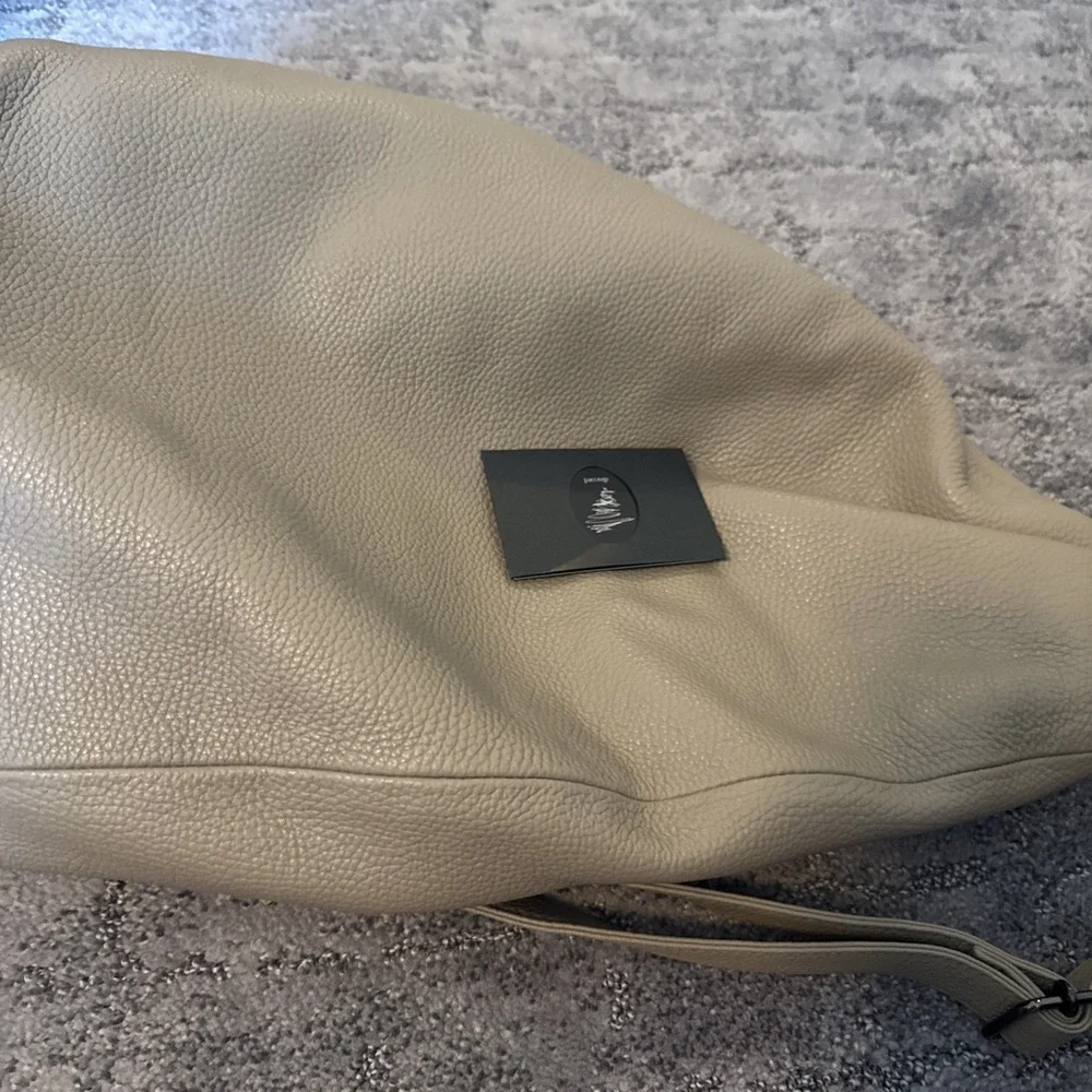 Discord Yohji Yamamoto | Leather Logo Backpack Beige KLDR-0